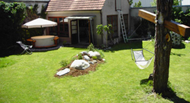 Feng-Shui-Garten mit Whirlpool, Atelier, Leseschaukel und Naturstein-Insel